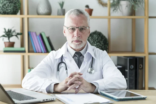 Como acabar com a ejaculação precoce de vez naturalmente 3 medico olhando