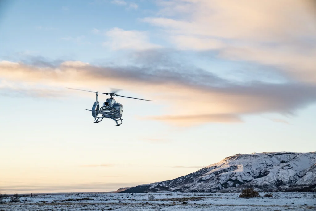 Quanto custa um passeio de helicóptero? 3 helicopter flies snow covered tundra 1
