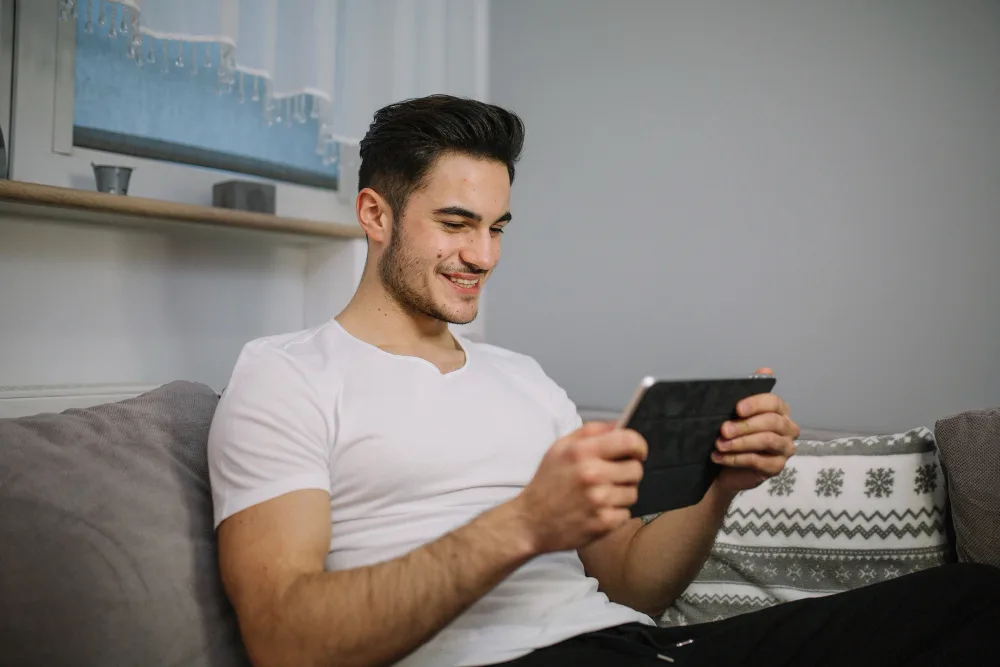 Como criar uma estratégia eficaz para apostas em esportes virtuais 1 homem apostando tablet