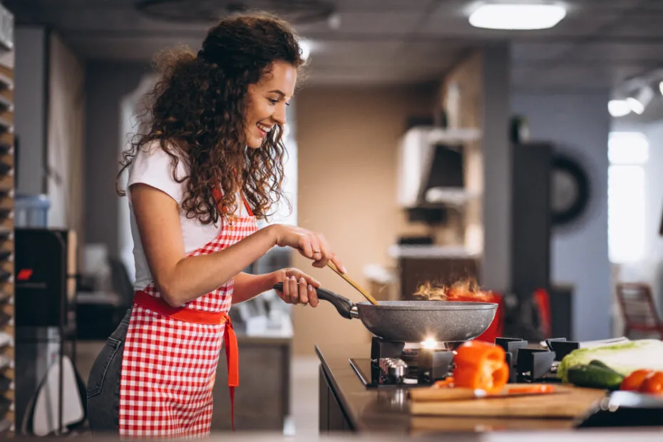 Quais os eletrodomésticos para fazer comida? 3 cozinhando mulher