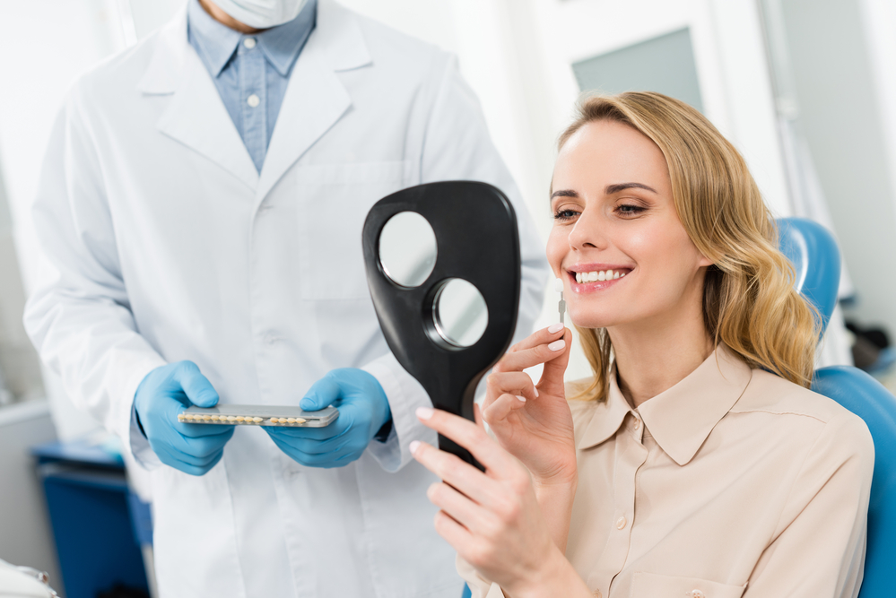 Facetas de porcelana: o caminho para um sorriso de celebridade com a reabilitação oral 2 dentista mulher